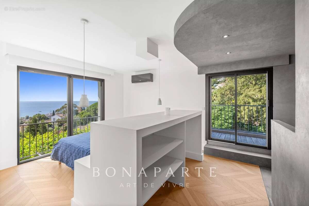 Aux portes de SUPER CANNES, élégante villa entiérement rénové - vue mer panoramique - position dominante - photo 16
