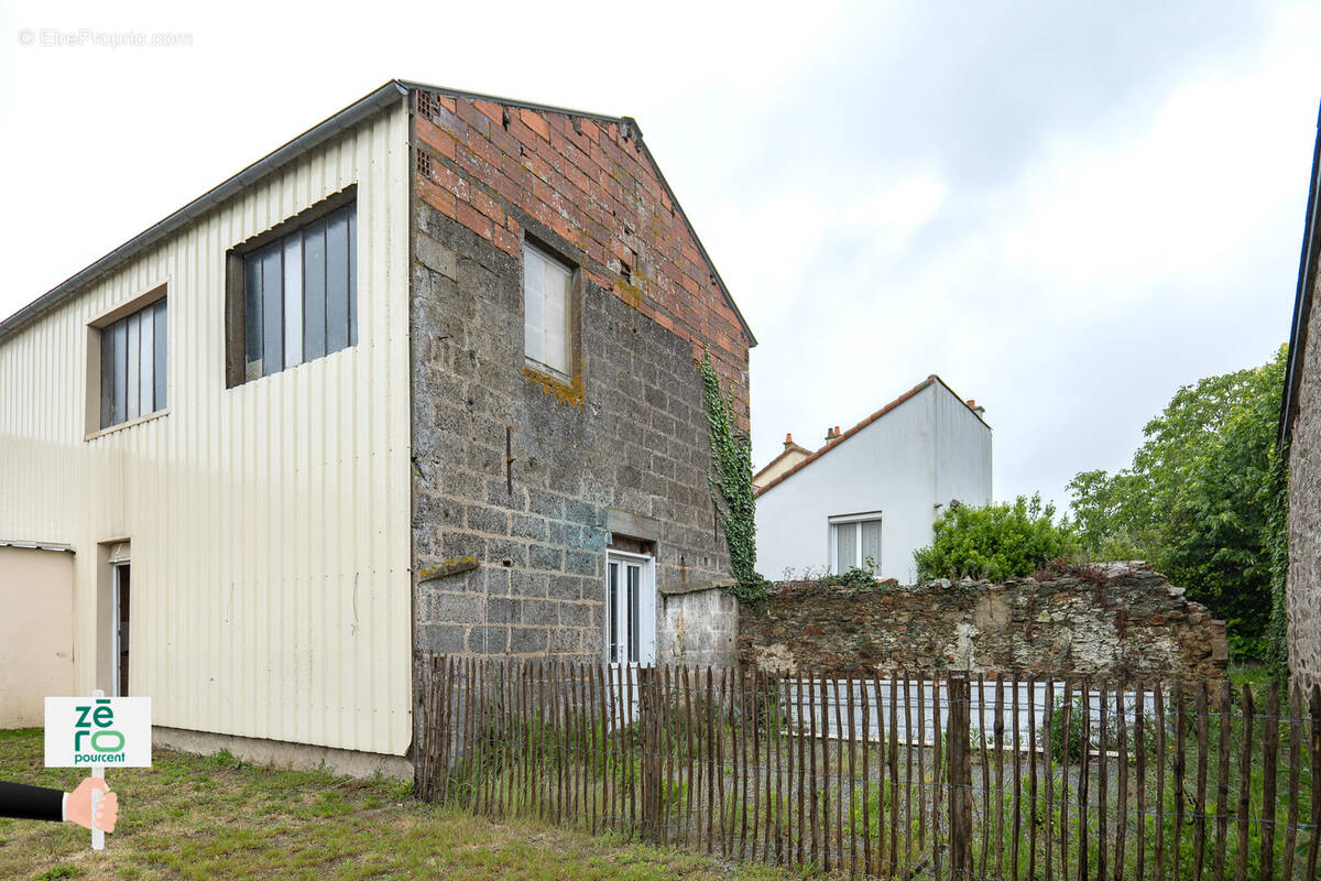 Parking à LA BOISSIERE-DE-MONTAIGU