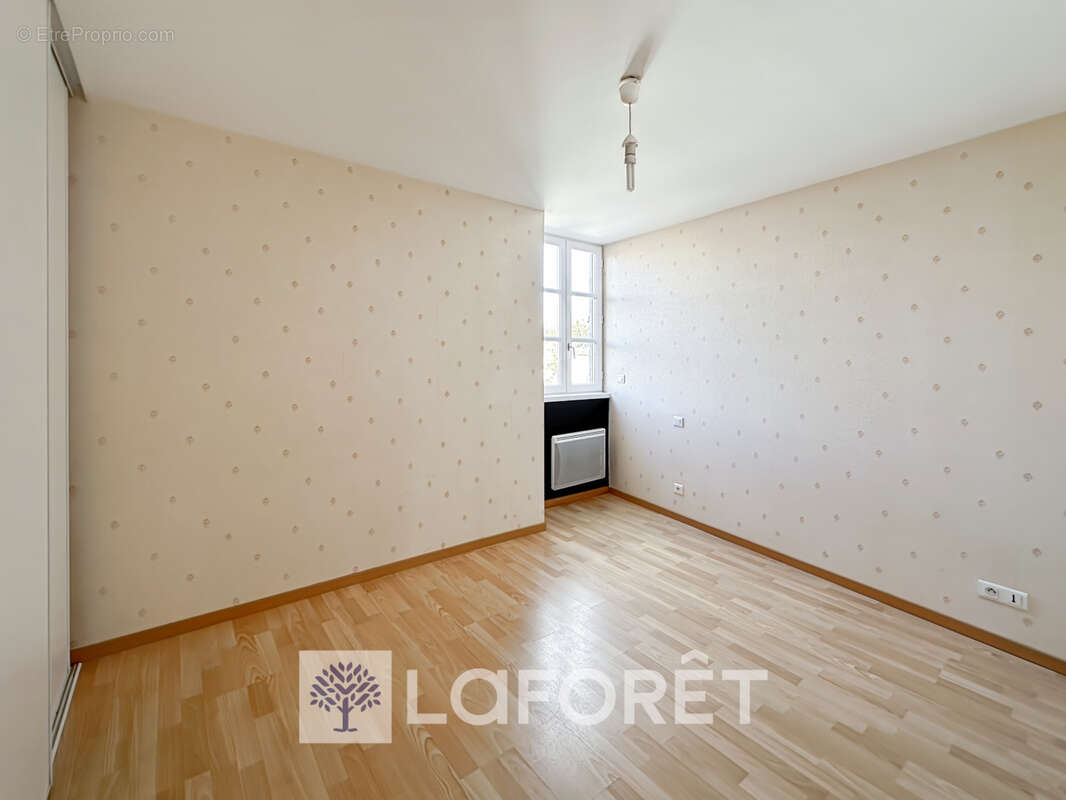 Appartement F3 1er étage (80 m²) à vendre à GEMOZAC (17260) - photo 12