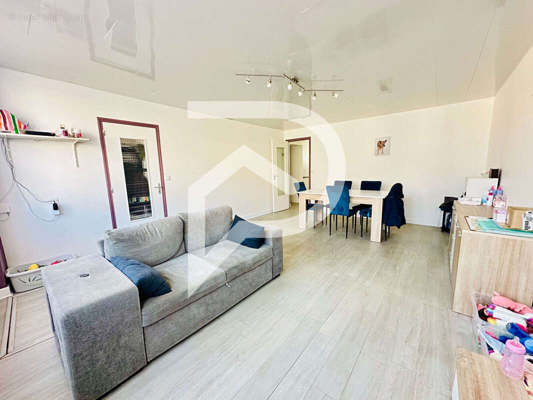 Maison à MANDRES-LA-COTE