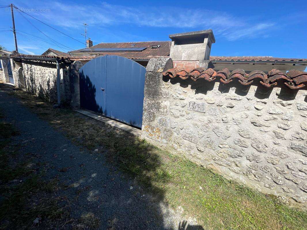 Maison à LEGUILLAC-DE-CERCLES