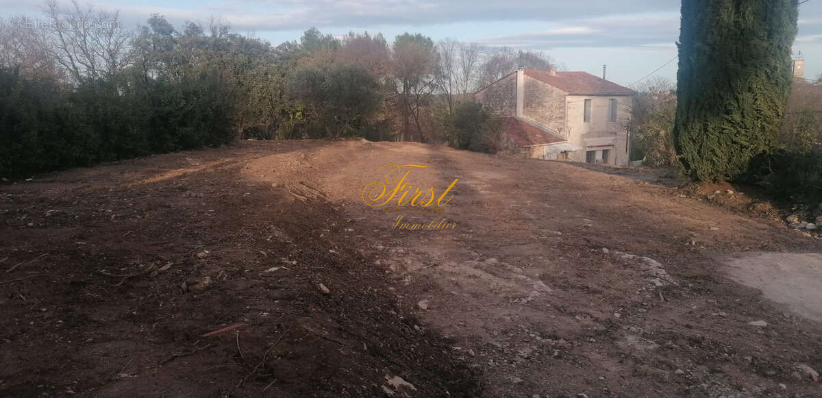 2000 m2 de TERRAIN à batir ( possibilité de faire 2 lots ) 70 % de possibilité d'emprise au sol entre CASTRIES - photo 5