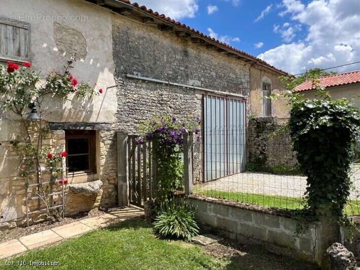 Maison à CELLEFROUIN