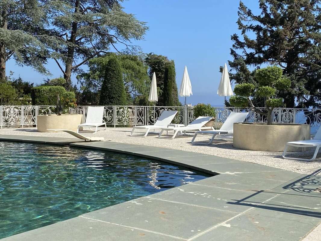 VENDU - CANNES - CROIX DES GARDES - DANS UN ÉCRIN DE BEAUTE   108 m2 élégants, vue époustouflante sur le Palm Beach, Les Iles de - photo 2