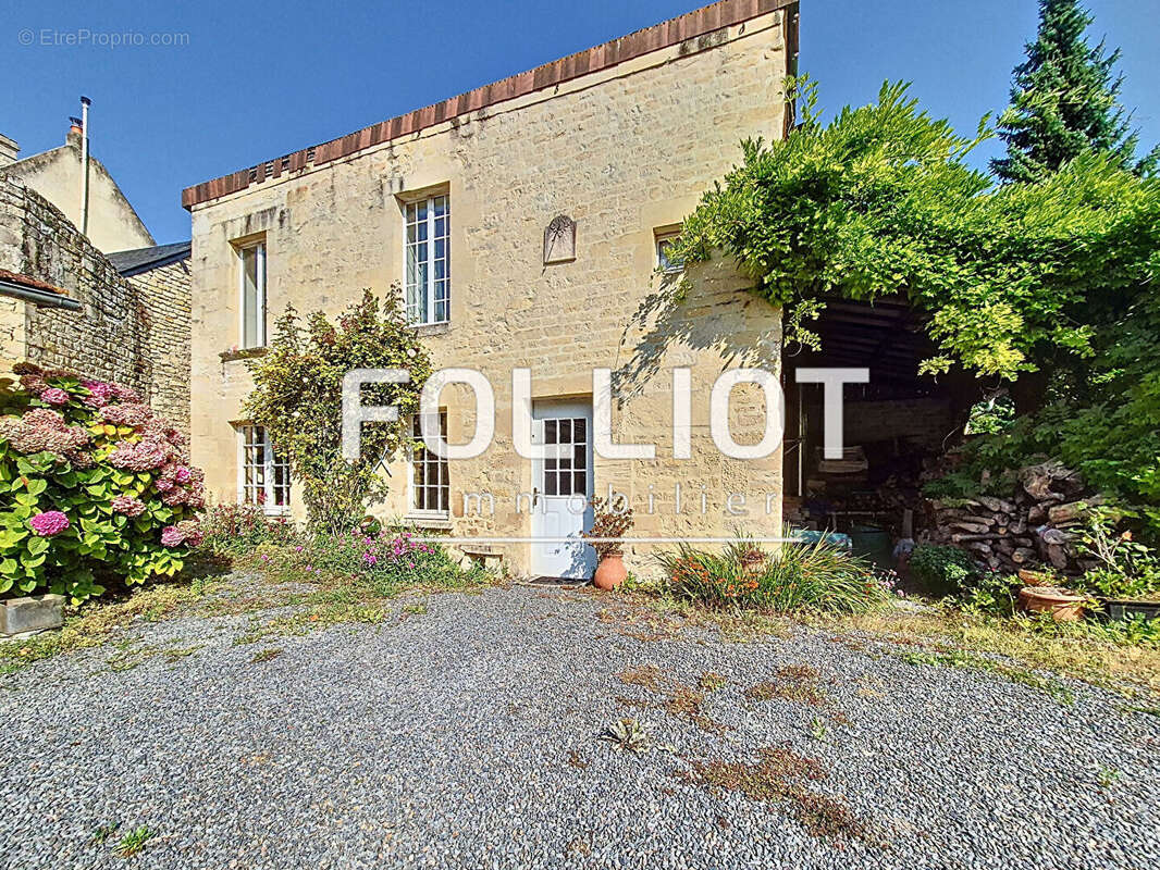 Maison à SAINTE-CROIX-GRAND-TONNE