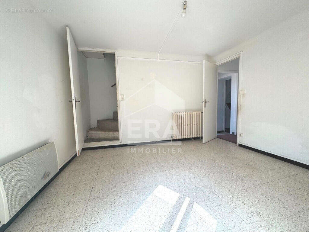 Maison à SAINT-MITRE-LES-REMPARTS