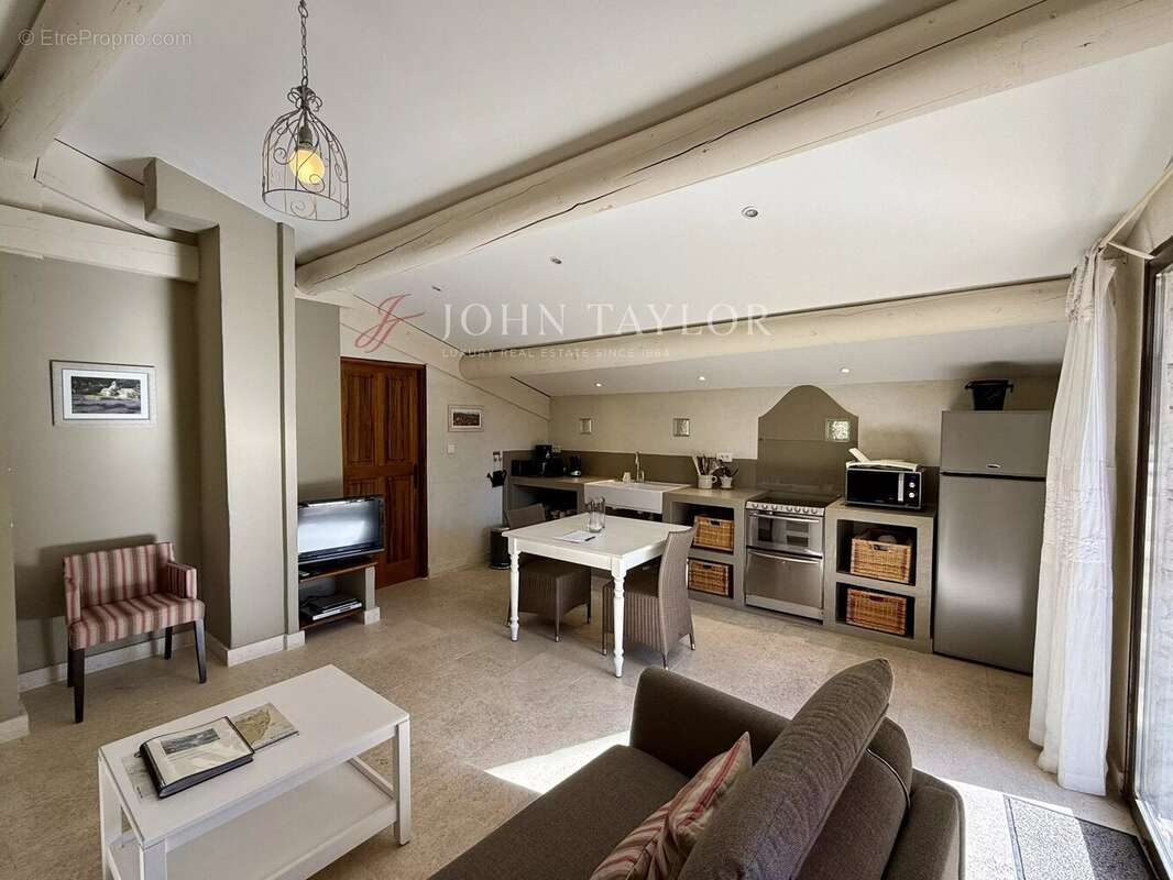Propriété à vendre au pied de Gordes – Luberon – Maison principale + 2 gîtes indépendants – Piscine – Terrain arboré de 2 000 m² - photo 3