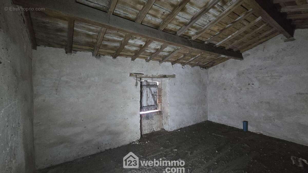 une ou 2 chambres avec salle de douche et toilette