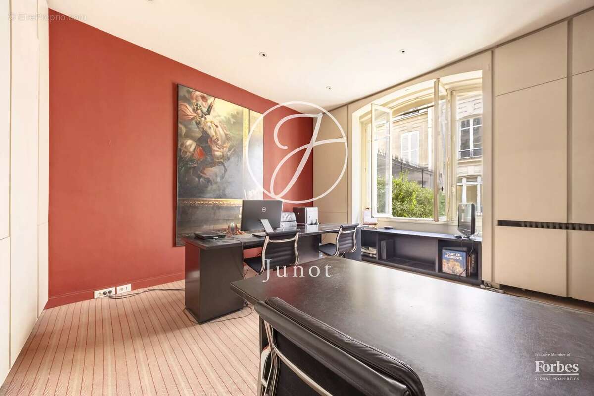 Commerce à PARIS-8E