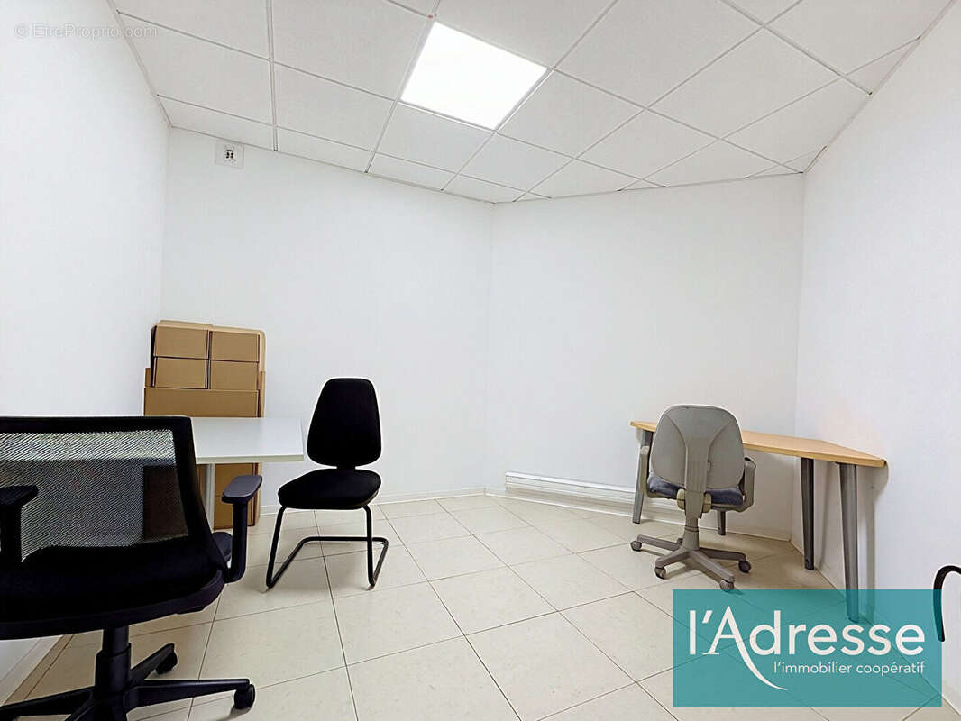 Entrepôt avec bureaux climatisés - 228 m² - Secteur Finosello - photo 3