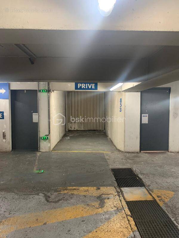 Parking à PARIS-9E