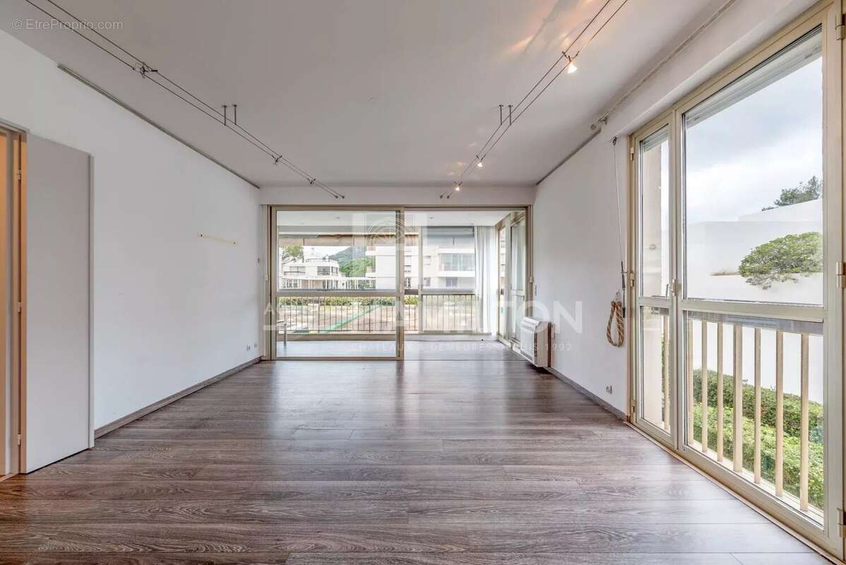 Appartement à MANDELIEU-LA-NAPOULE