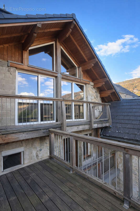 Secteur Sonnaz ancienne ferme rénovée d'environ 242 m2 avec un T2 indépendant - photo 7