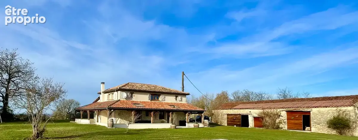 LOT-proche PUY L'EVEQUE  (130m2), Une maison en pierre rénovée offrant une vue panoramique, un terrain de 1,79 hectare, une pisc - photo 17