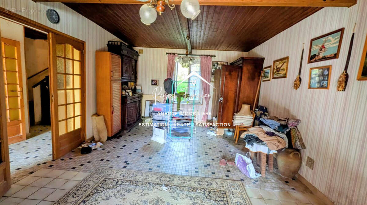 Séjour - Maison à SAINT-GENEST-D'AMBIERE