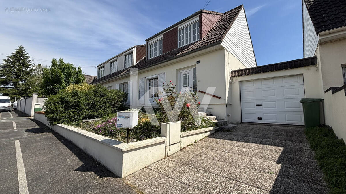 Maison à SAINT-JEAN-DE-BRAYE