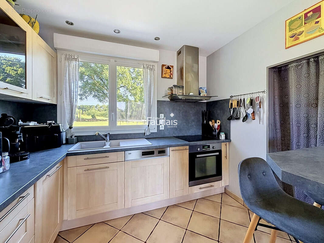 Maison 183 m² à Cavigny  - photo 4