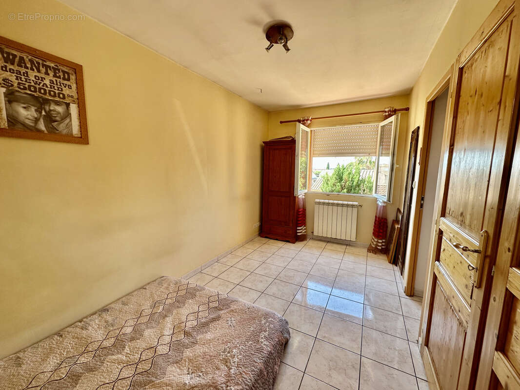 St Gilles (30): Grande Villa T5 de 117 m2 sur 253 m2 de terrain avec garage et deux parkings - photo 11