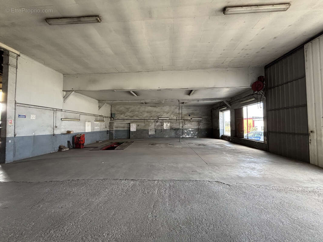 Commerce à SAINT-YRIEIX-LA-PERCHE