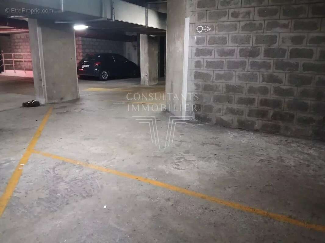 Parking à PARIS-16E