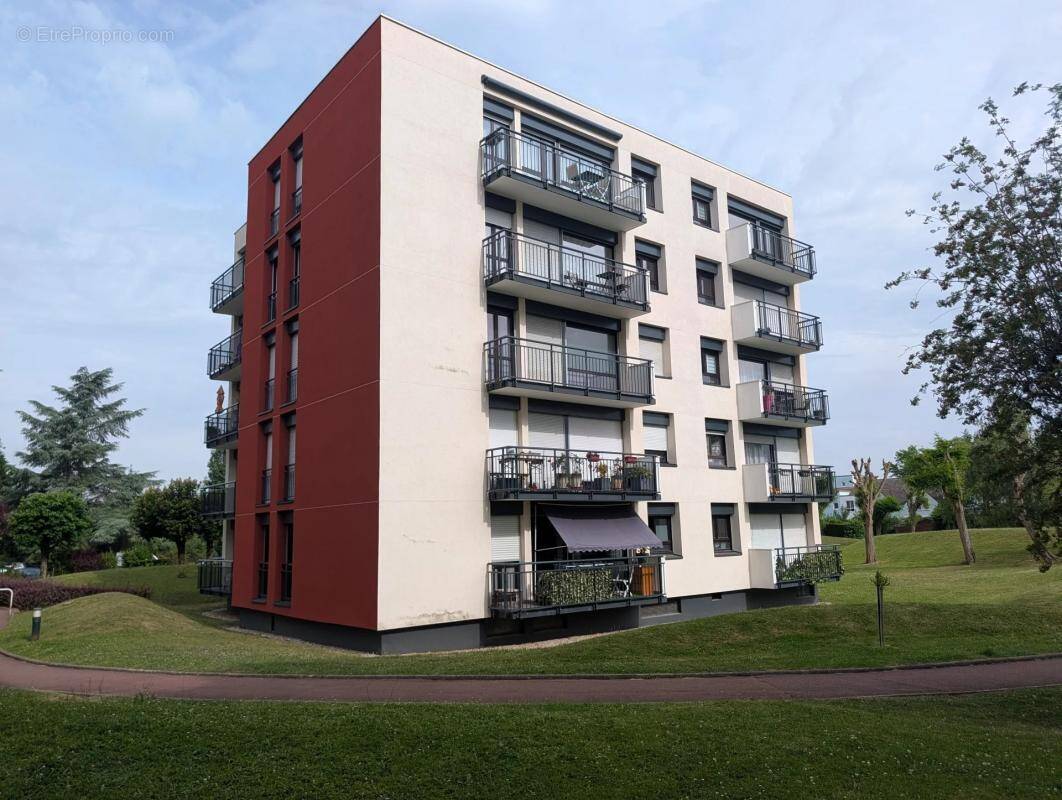 Appartement à LES CLAYES-SOUS-BOIS