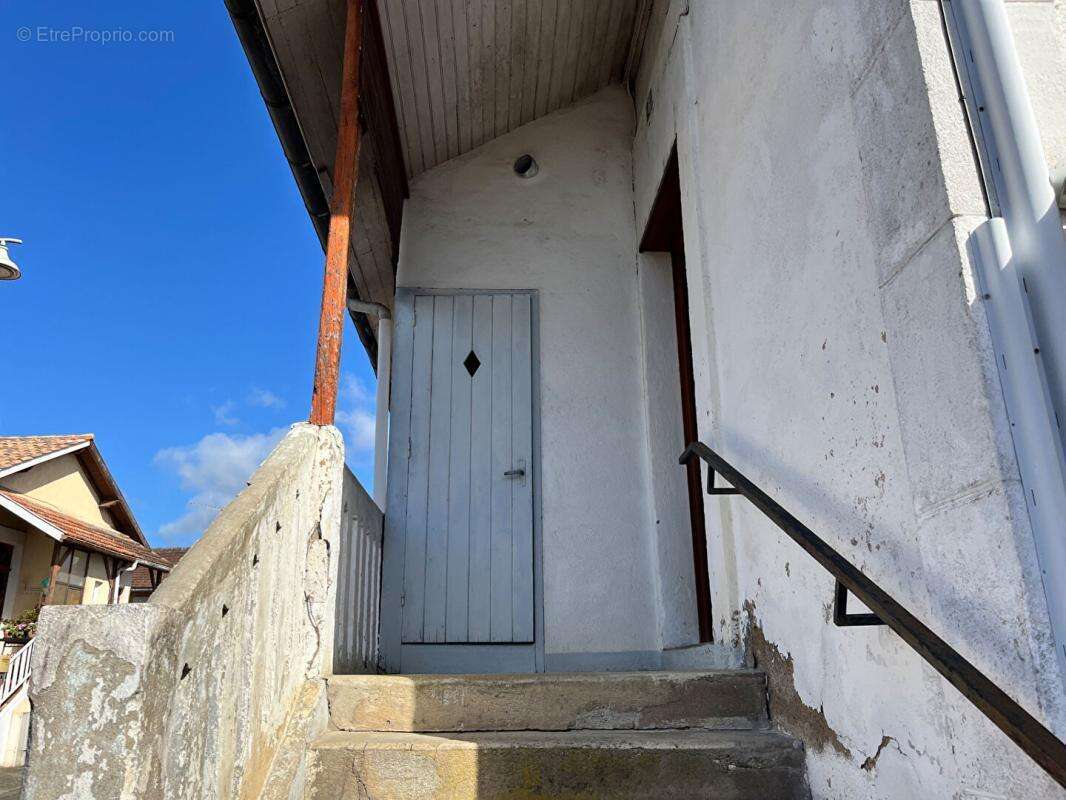 Maison atypique mitoyenne d'un côté, de 77 m2, 2 chambres, 180 m2 de terrain - photo 7