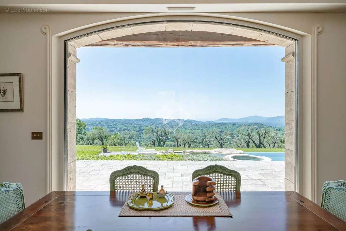 Maison à CHATEAUNEUF-GRASSE