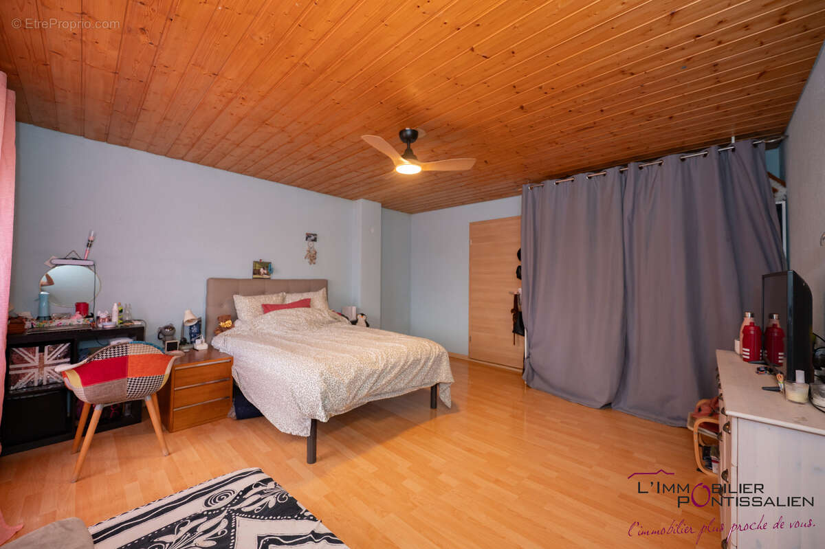 Maison de caractere offrant de beaux volumes - photo 22