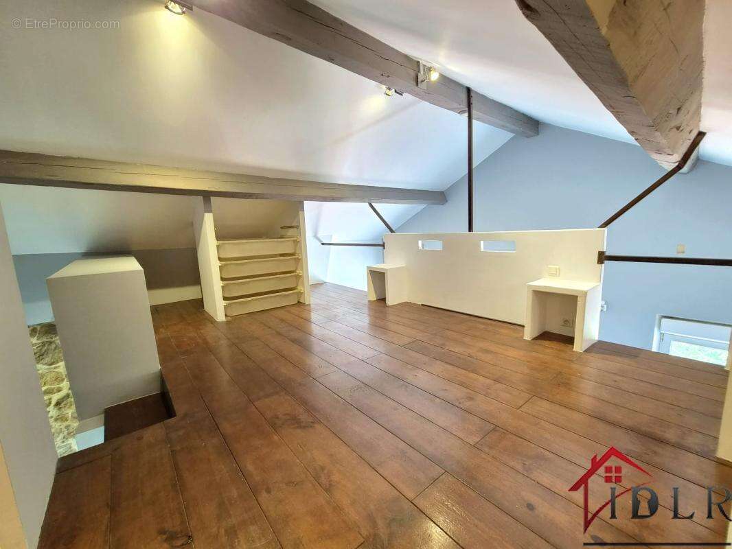 T2 lumineux en haut de villa avec jardin privatif   Toulon F - photo 2
