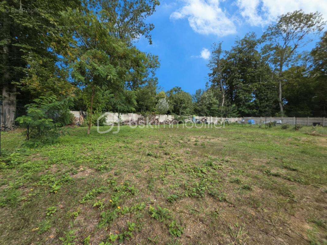 Terrain à MONTCOURT-FROMONVILLE