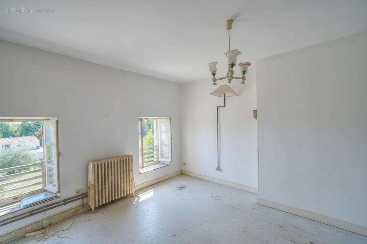 Maison de 8 pièces de 244 m² à Saint-Sever-de-Saintonge - photo 9