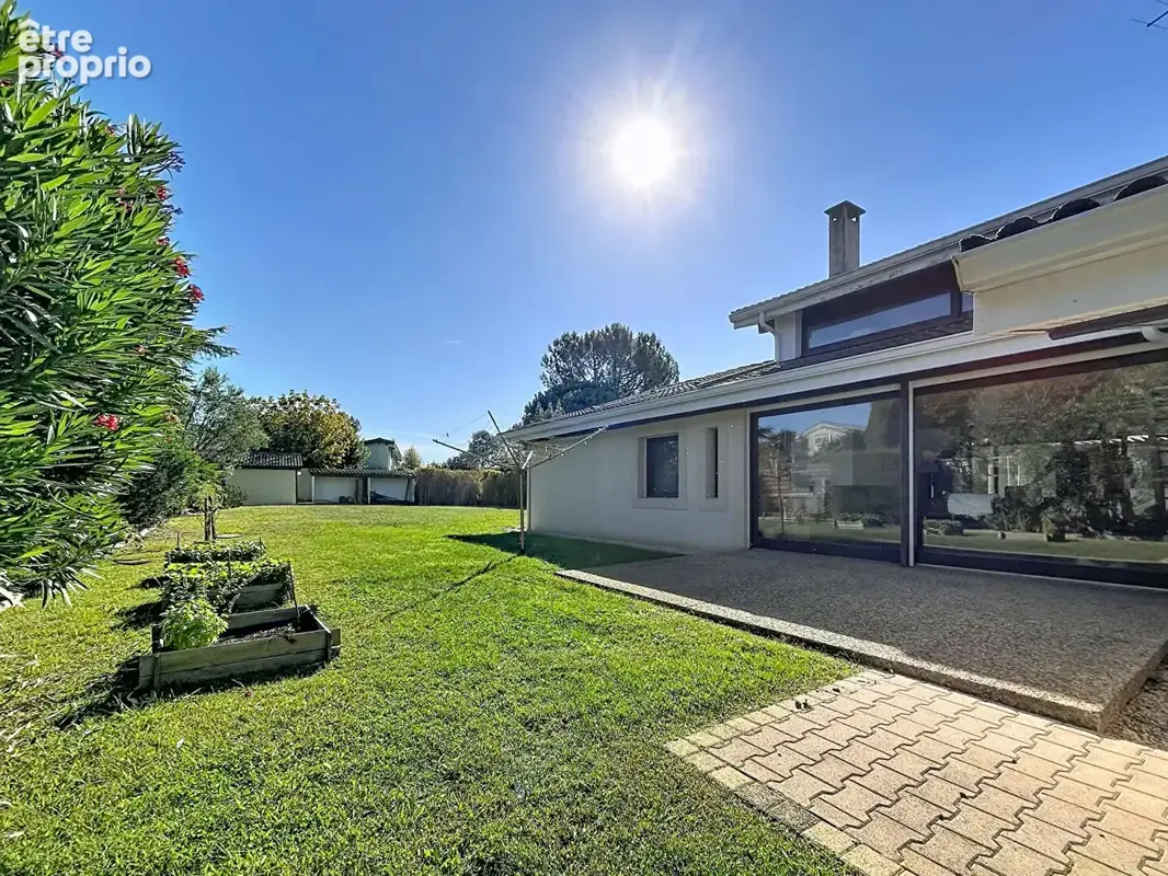 Maison familiale 6 pièces  218 m² Saint-Médard-en-Jalles - photo 4