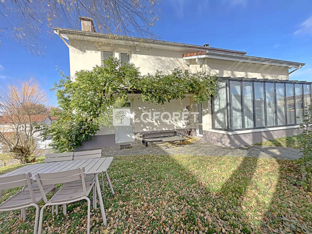 Maison à LE CHAMBON-FEUGEROLLES