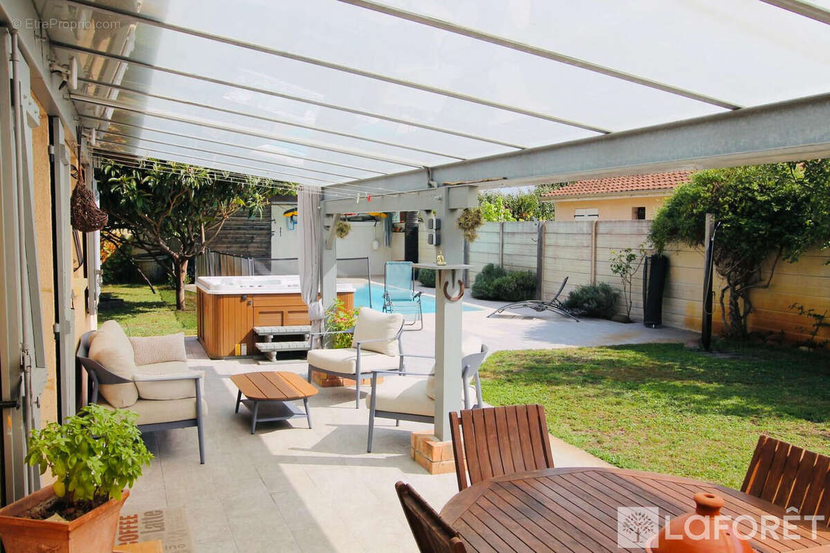 Maison à SAINT-JEAN-D'ILLAC