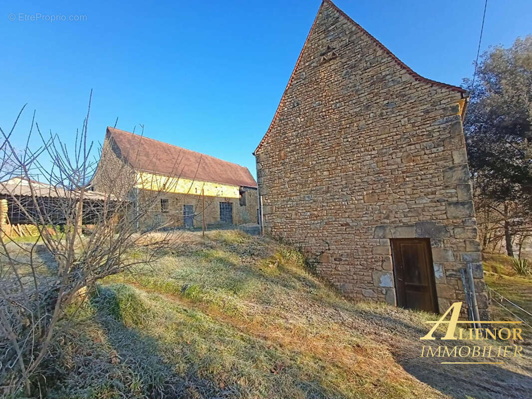 Corps de ferme à rénover à Vezac - photo 3