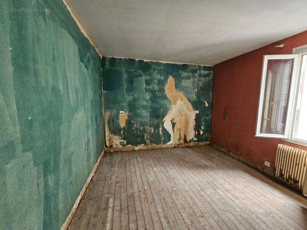 Maison de 100 m² avec 50 m² de comble ammenagable et grange de 26 m² le gond pontouvre (16) - photo 2