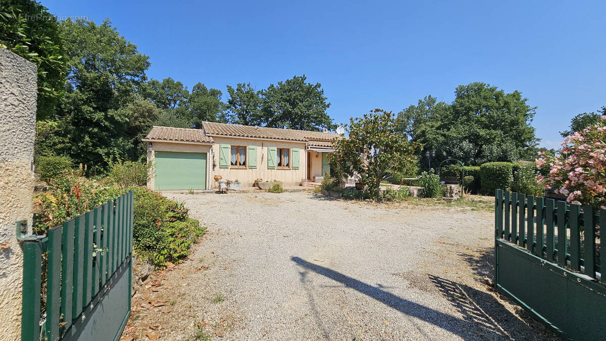 Maison à BAGNOLS-EN-FORET