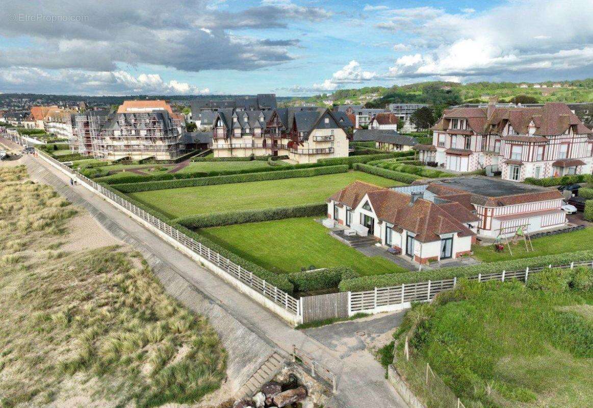 Maison à BONNEVILLE-SUR-TOUQUES