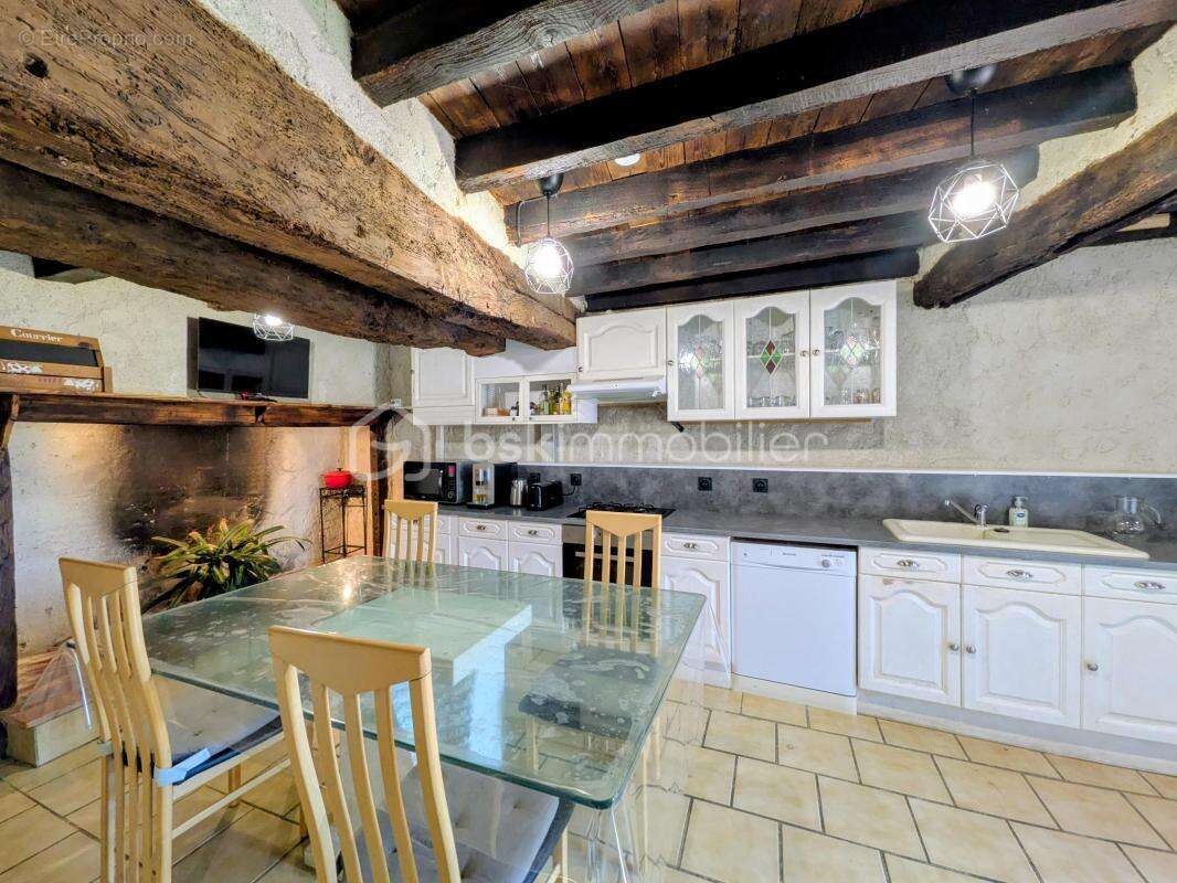 Maison de caractère de 1860 rénovée, DPE A, patio intime et charme unique - photo 3