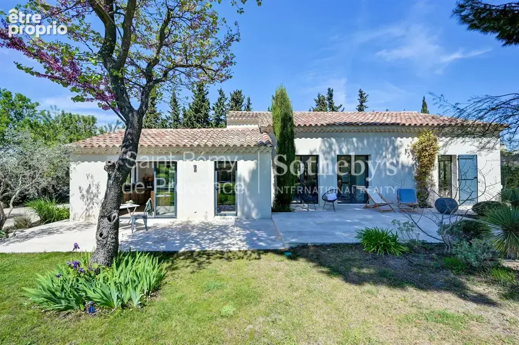 Exclusivité. Rare, Eygalières, belle maison rénovée en centre village avec jardin et piscine - photo 11