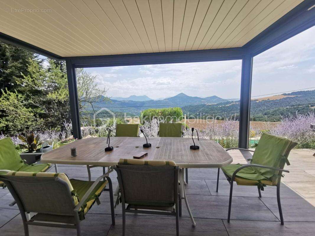 THOARD - propriété d'exception - deux villas de plain-pied (235m²) - terrain 5 264m² - piscine - garage - photo 4