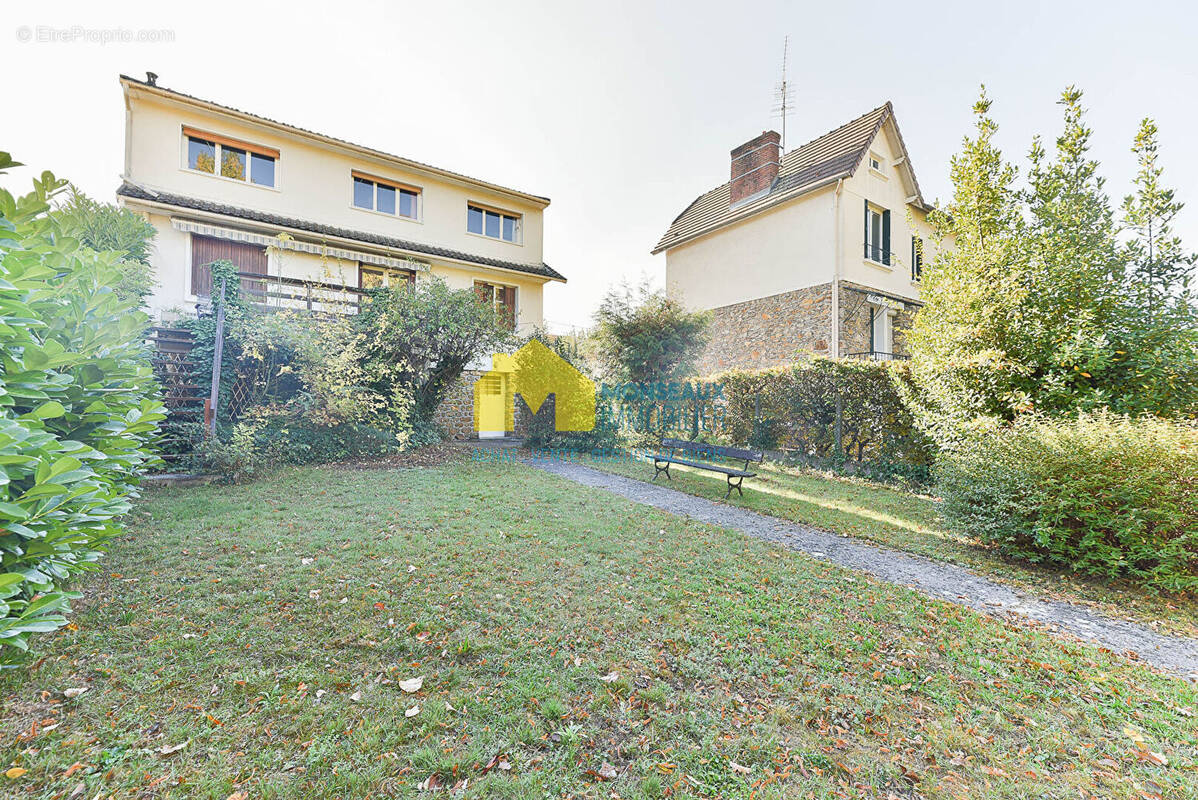 Maison à SAINTE-GENEVIEVE-DES-BOIS