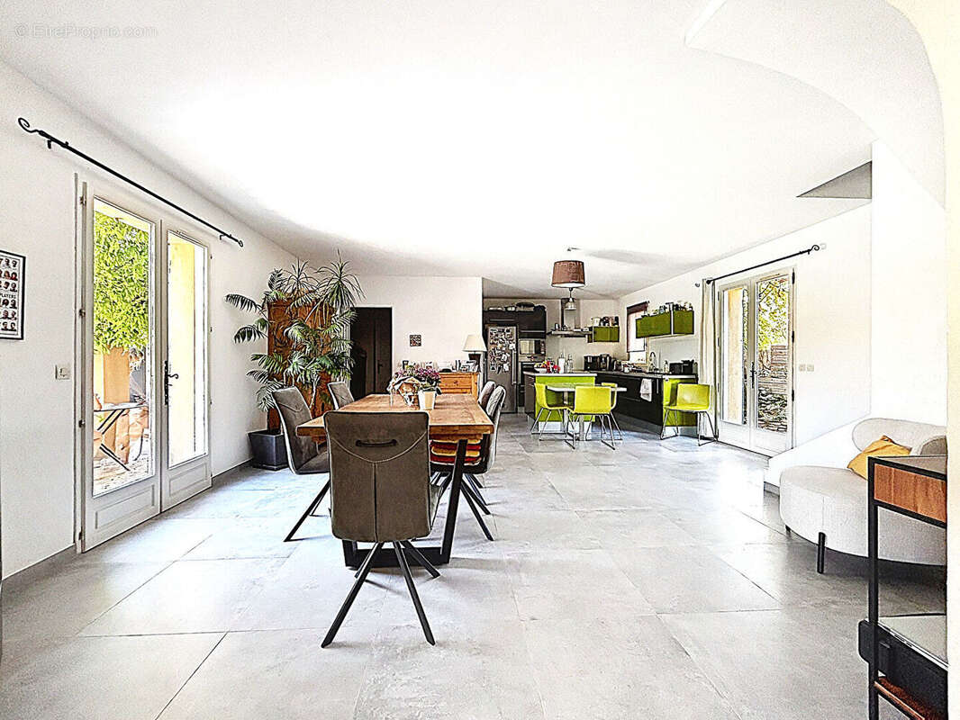 PERTUIS - Maison familiale avec piscine, terrain de 400m² plein sud - Exclusivité - photo 6
