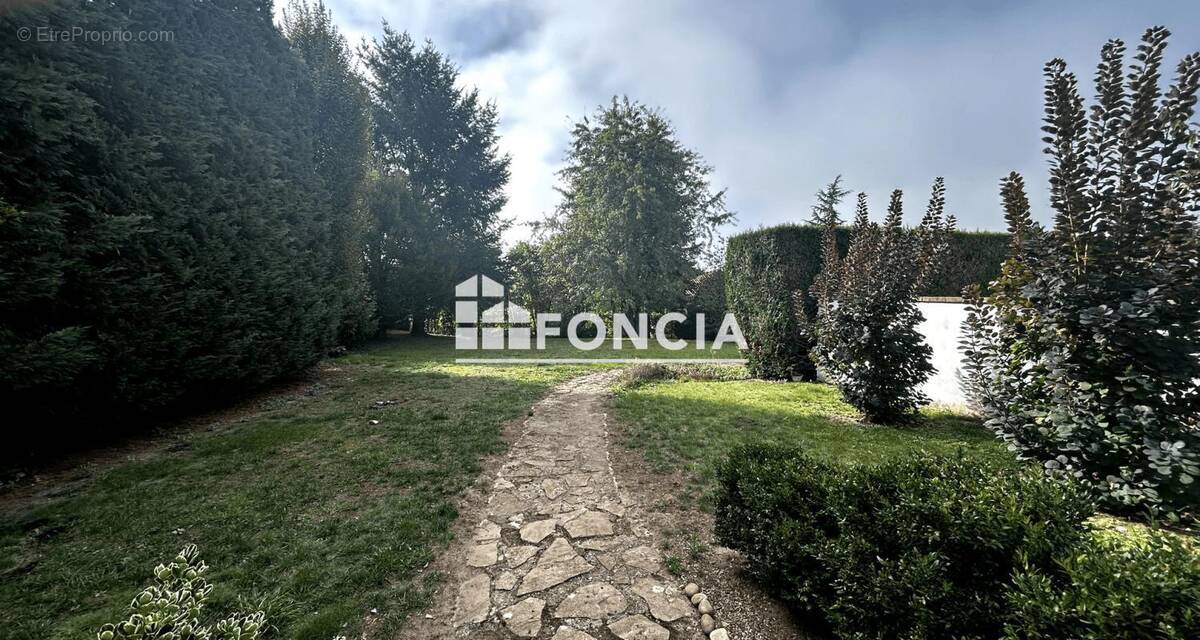 Maison à SAINT-DENIS-LES-BOURG