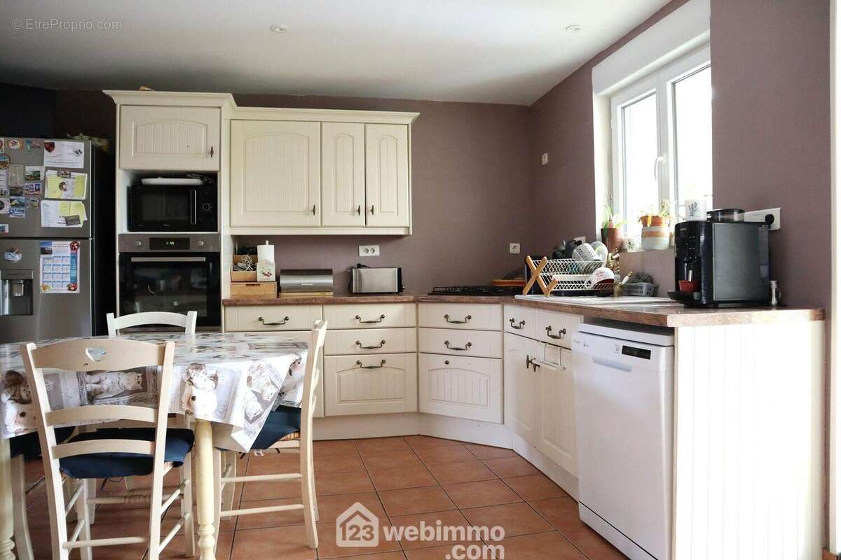 Et cuisine de 15 m2 aménagée et équipée, - Maison à MOULISMES