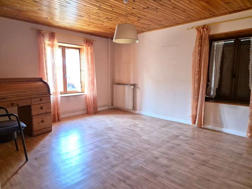 Maison en pierre sur trois niveaux avec dépendances et terrain - photo 6