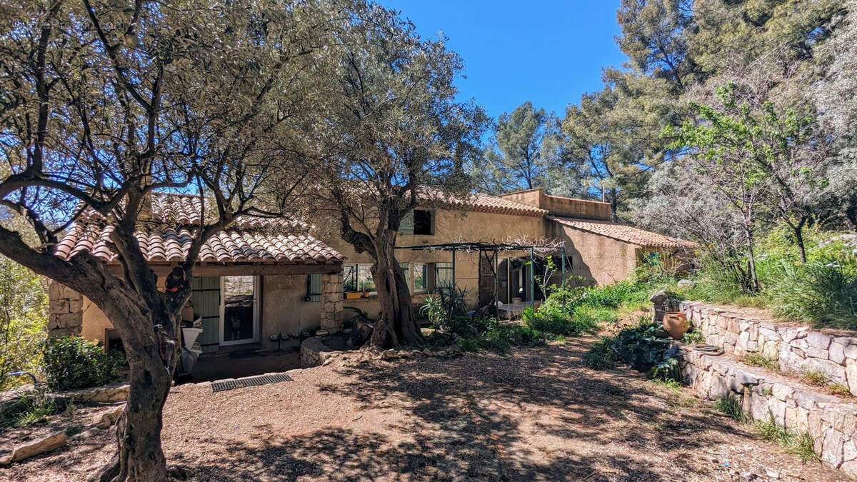 Maison à LE REVEST-LES-EAUX