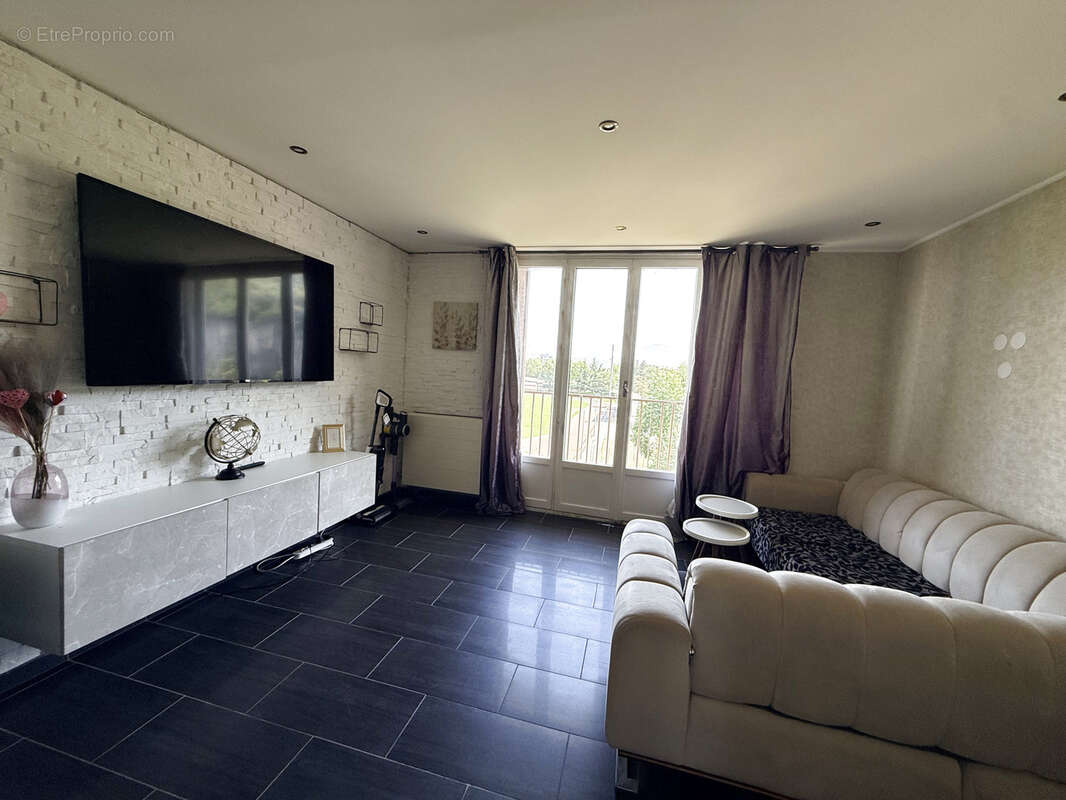 HIDRI IMMO PLUS vous propose en Exclusivité un appartement T4 avec balcon, cave et parking fermé à Fontaine - photo 2