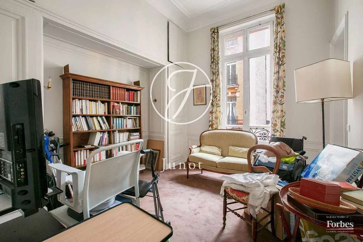 Appartement à PARIS-16E