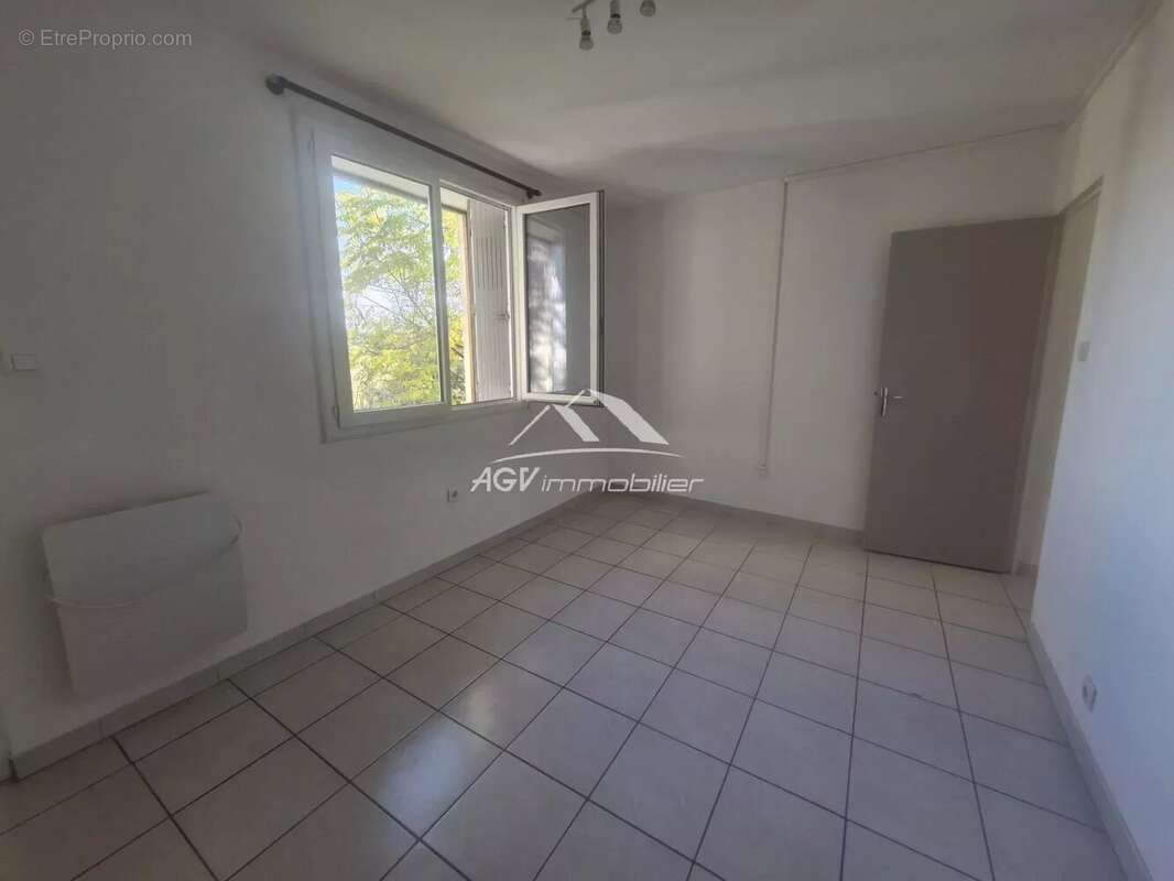 A Saint-Hilaire-De-Brethmas maison avec deux appartements, garage et jardin - photo 16